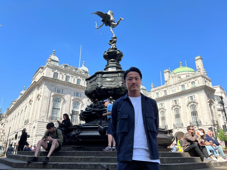 木谷氏、ロンドンピカデリーサーカスにて　©Kosuke Tajima