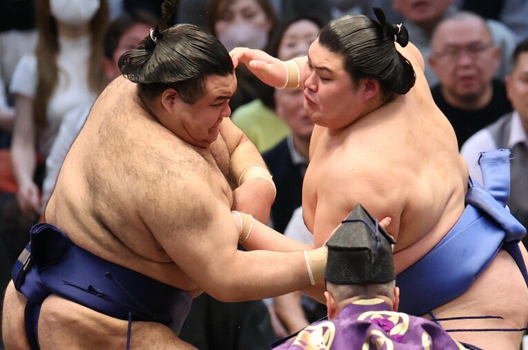 大相撲3月場所、優勝決定戦で高安（左）を破った大の里（24歳）。自身3度目の優勝を果たした ／ photograph by JIJI PRESS