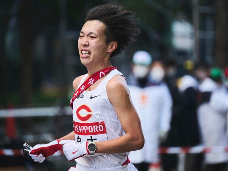 田井野のもとへと向かう助川（10/10枚）　©Yuki Suenaga