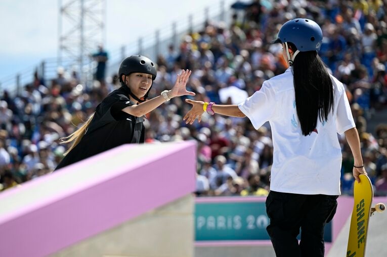 東京五輪メダリストの西矢椛を迎える赤間　©Asami Enomoto／JMPA