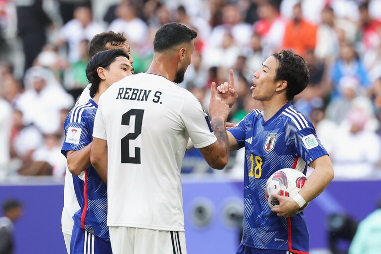 イラク代表選手と言い争う浅野拓磨　©︎Getty Images