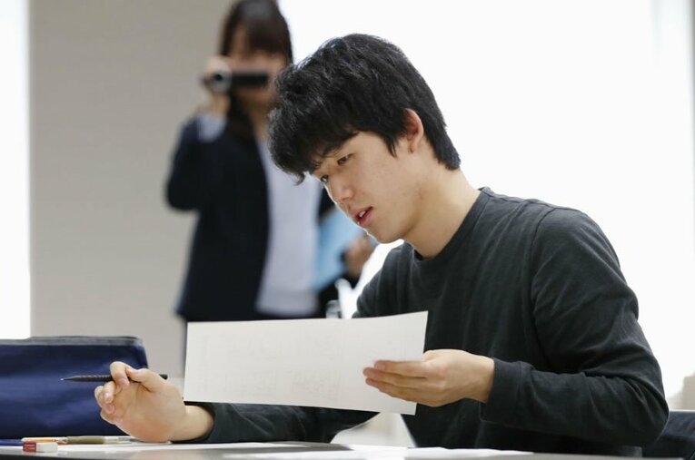 2018年の詰将棋解答選手権で問題を解く藤井聡太六段（当時） ／ photograph by KYODO