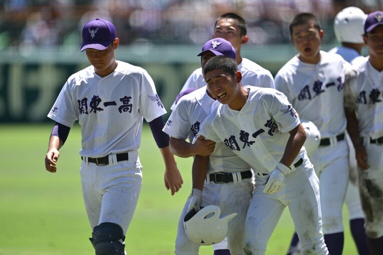 関東一、最後の打者になった２年生の坂本を慰めるチームメートたち（全6枚中の6枚目）　©Hideki Sugiyama