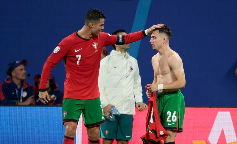 フランシスコ・コンセイソンの頭をなでるロナウド　©Getty Images