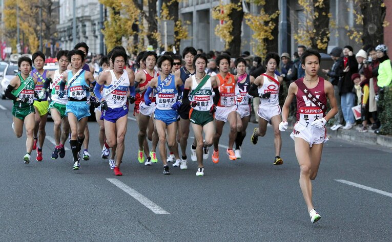 早稲田1年の大迫傑（2011年1月）。箱根駅伝1区序盤で集団から抜け出し、区間賞（1／2枚）　©JIJI PRESS
