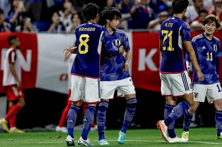 【じつは意外とオチャメな鎌田＆三笘フォト】23年6月、ペルー戦で三笘薫とハグする鎌田　©Kiichi Matsumoto