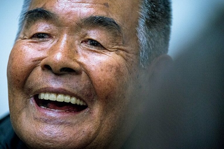 小嶺忠敏　1945年6月24日、長崎県生まれ。大阪商大卒業後に教員となり、島原商へ赴任。'74年度の大会を皮切りに、計12回の選手権出場に導いた。国見監督時代には、6度の選手権制覇。'06年に定年退職後、'07年に長崎総科大附属の総監督に。'15年からは同校の監督を務める。