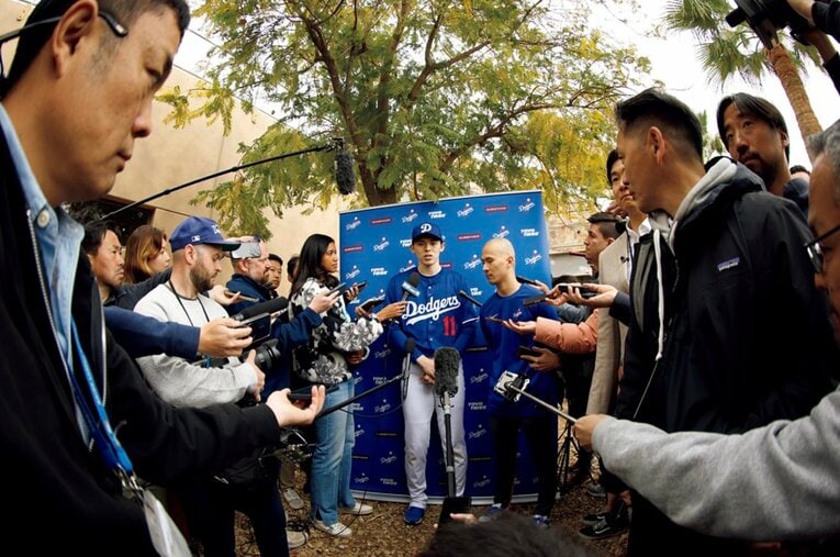 日米メディアに囲まれる佐々木。注目度の高さは球団随一　©Yukihito Taguchi