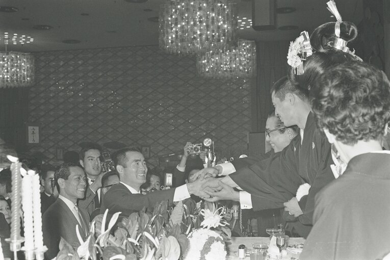 1966年、王と先妻・恭子さんの結婚式に出席した長嶋　©BUNGEISHUNJU