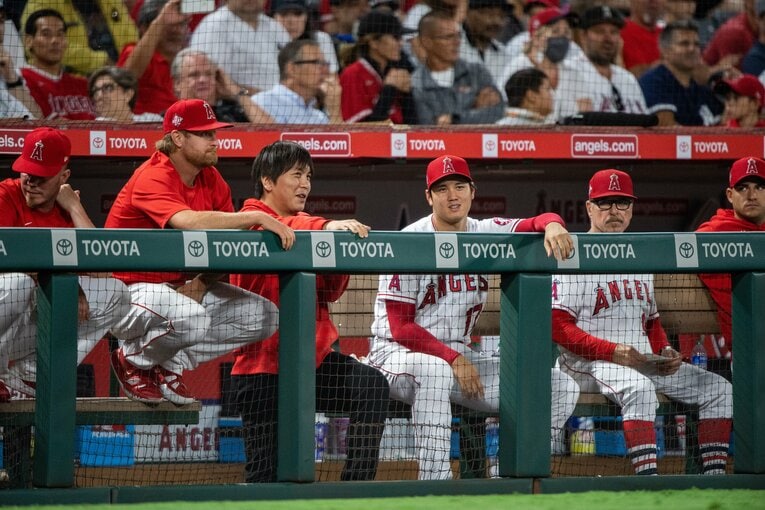 ベンチで水原通訳と会話を交わす大谷翔平