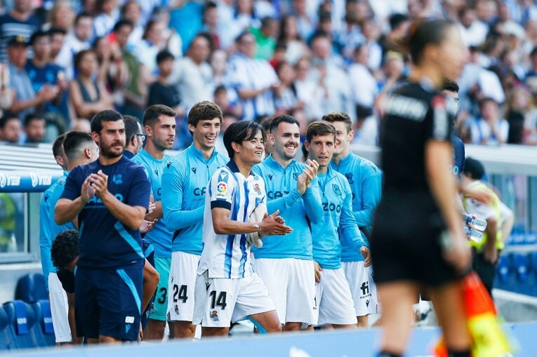 久保建英22歳誕生日に「タケはアイドル」日本語ボードの子供、メッシっぽい新ユニ姿やソシエダ主将との別れ…カメラマンが見た“幸せな最終節”(40)