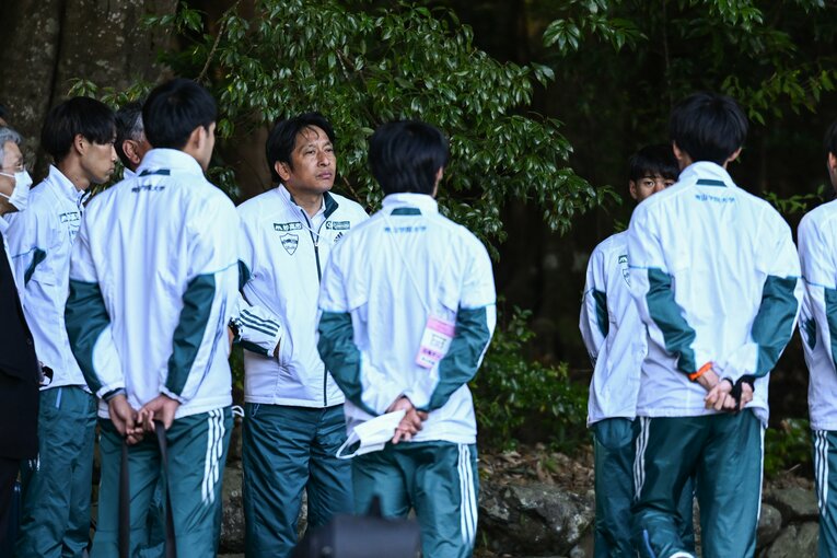 整列し、原監督の話を聞く選手たち　©Nanae Suzuki