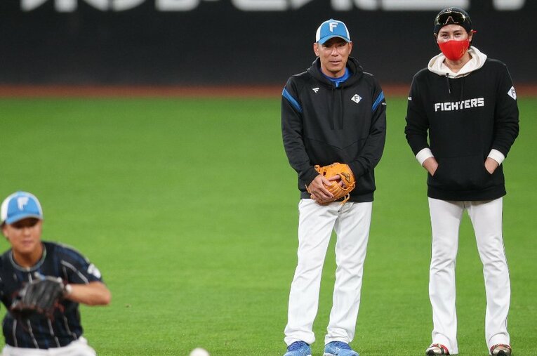 新庄監督（右）と話し込む荒木雅博臨時コーチ　 ／ photograph by JIJI PRESS