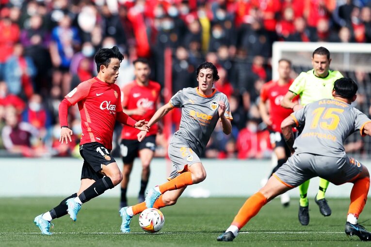 久保建英が“不可解判定”に怒った！ ラフプレーに抗議→イエローも…「バモス！クボ」とファンが信頼する理由〈撮影者の視点〉(24)