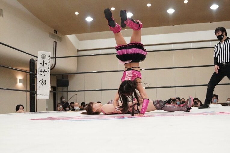 得意とする“その場飛び”のムーンサルトプレス　©ワールド女子プロレス・ディアナ