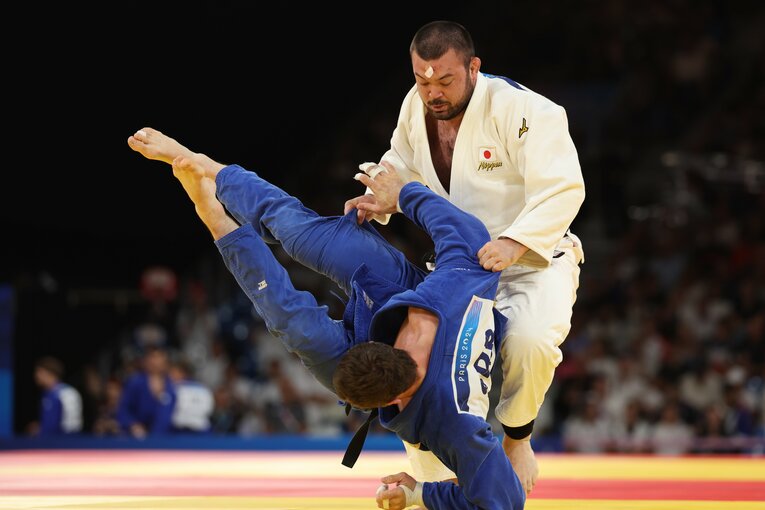 混合団体戦、準々決勝セルビア戦のウルフアロン　©Tetsuya Higashikawa/JMPA