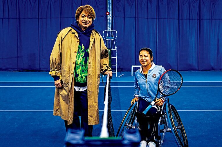 香取さんのテニスの腕前は「未経験とは思えないです！」と上地選手を唸らせるほど。 ／ photograph by Takuya Sugiyama