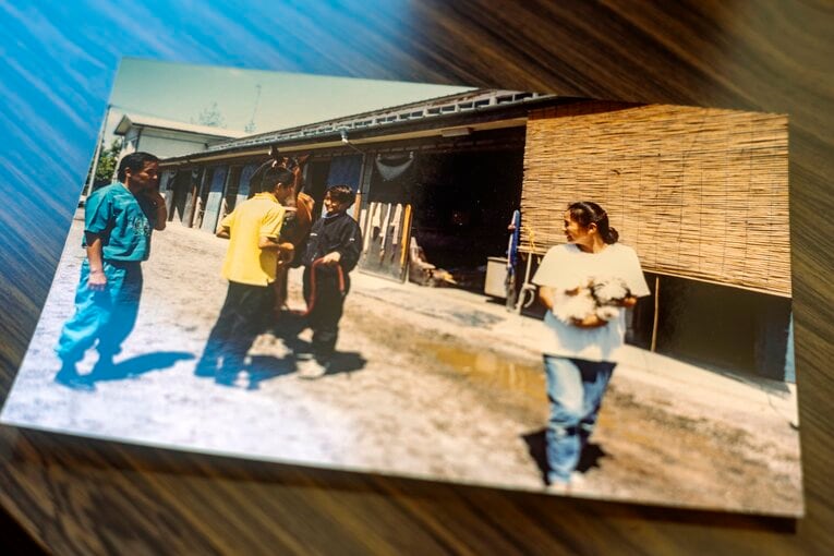 厩舎の前に集まった小田部さん一家。中央にいるのが小田部雪さん、一番左が父、一番右が母　写真は本人提供　©Takuya Sugiyama