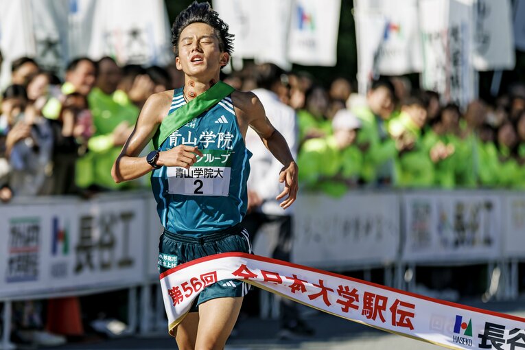 青学大は最終8区で國學院大、駒大に逆転を許し3位におわった　©Kiichi Matsumoto