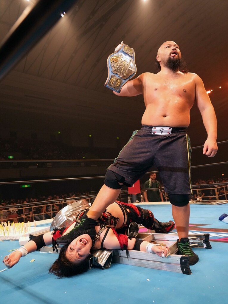 鈴季すずを踏みつけて勝ち誇るオーカーン　©Essei Hara