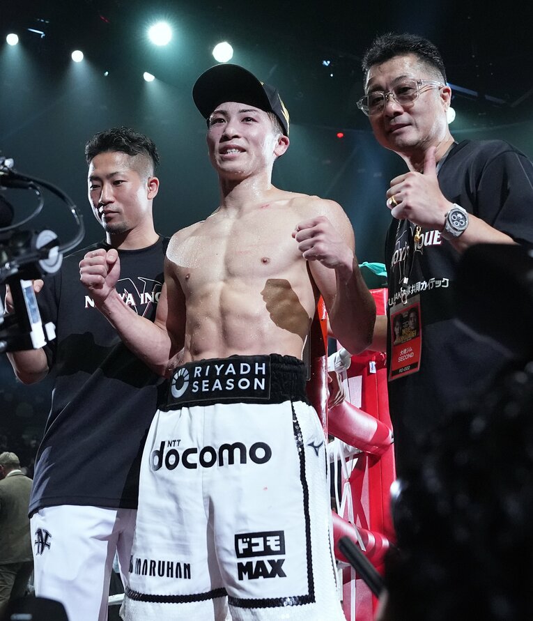 弟の井上拓真、父の井上真吾トレーナーと　©Naoki Fukuda