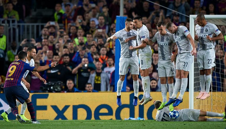 インテルの壁下に突然滑り込んできたのは……　©Getty Images