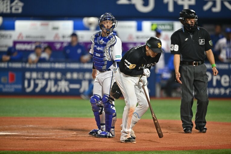 延長11回、山本が左前腕にモロに受けた死球の決定的瞬間　©️Hideki Sugiyama