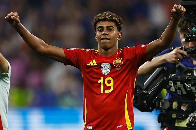 17歳のバースデーを迎えたラミン・ヤマル。欧州の頂上に立つのは超新星候補擁する無敵艦隊か、それともフットボールの母国か ／ photograph by Mutsu Kawamori