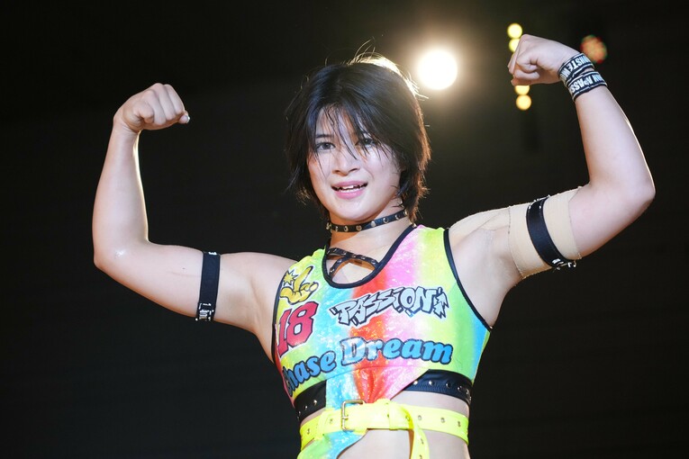 勝利のポーズを決める山岡聖怜　©Essei Hara