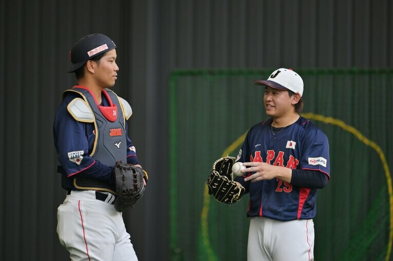 沖縄出身の同郷・大城（巨人）と話し込む宮城　©︎Hideki Sugiyama