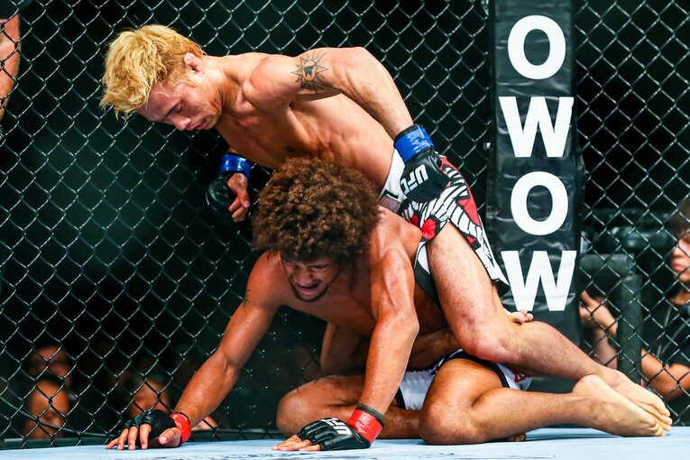 UFCデビュー戦でアレックス・カサレスを攻める金原　©Susumu Nagao