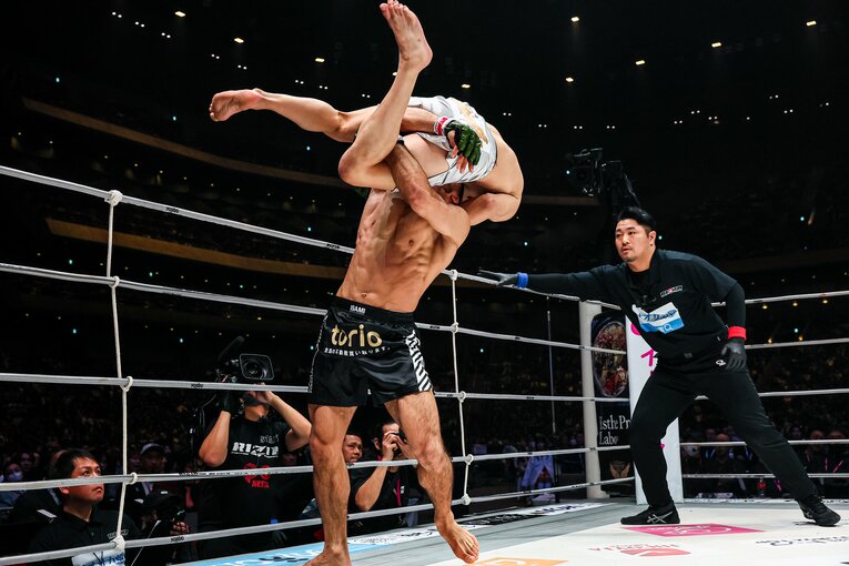 片足タックルから朝倉未来を高々と担ぎ上げて、リングに叩きつけた　©Susumu Nagao