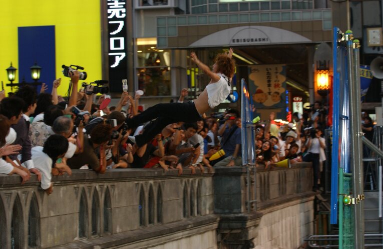 03年阪神優勝の夜。道頓堀が大変なことに　©︎BUNGEI SHUNJU
