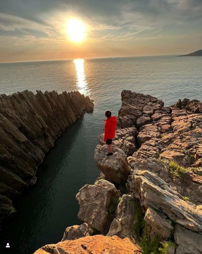 いまでは荒田のホームとなっている福井・東尋坊の崖の上から／本人のインスタグラムより