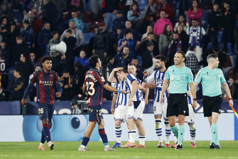 途中出場後、PKを与えるファールを犯してしまったマリエスクレナを慰める選手たち　©Daisuke Nakashima