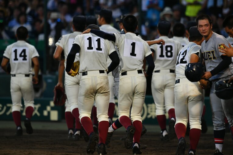 2017年夏の甲子園3回戦・大阪桐蔭vs仙台育英。先発した柿木蓮（2年）の肩を抱く徳山壮磨（3年）　©︎Hideki Sugiyama