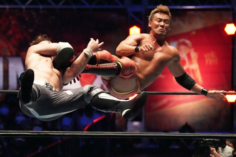 豪快なドロップキックでオスプレイを迎撃するオカダ