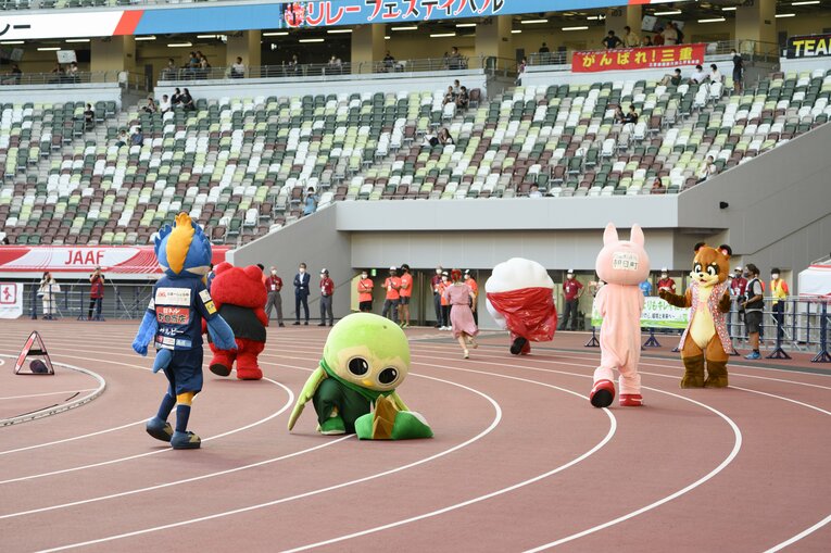 苦戦するリヴェルンに駆け寄るゼルビー（左）©Hirofumi Kamaya