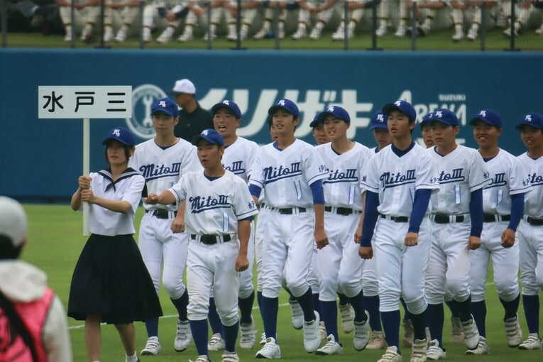 単独チームとして堂々と入場行進する水戸三（2025年月）　©Yuki Kashimoto
