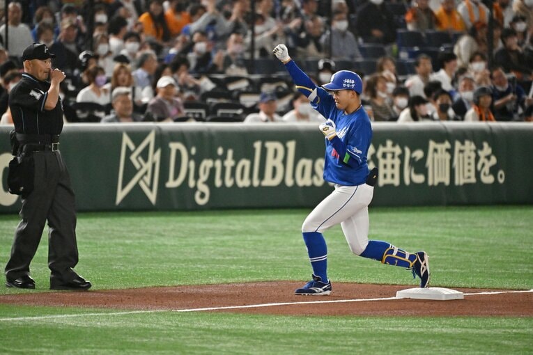 塁上でガッツポーズを見せる岡林　©Hideki Sugiyama