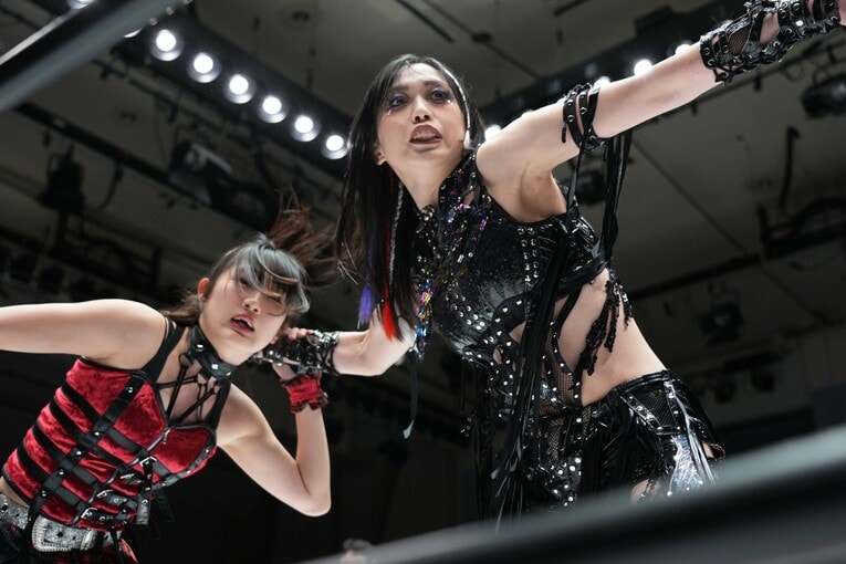 古沢稀杏をあしらう上谷沙弥　©Essei Hara