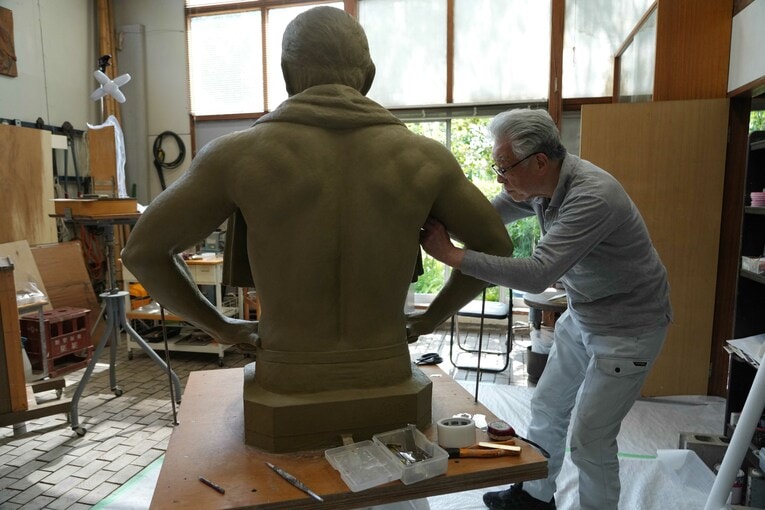 北井博文さんのアトリエで作業を始めた石膏師の井野雅文さん