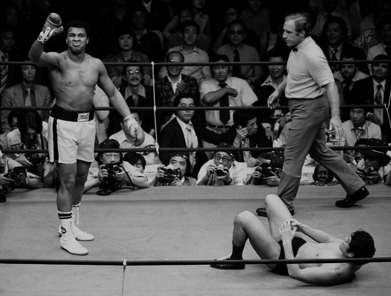 今から49年前のモハメド・アリとアントニオ猪木の異種格闘技戦。試合がはじまると猪木はマットに寝ころび、いわゆる「猪木アリ状態」に　©JIJI PRESS