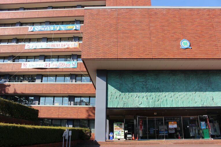 奥州市役所の横断幕　©Number Web