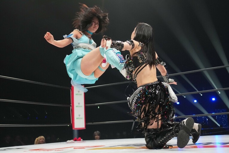 上谷沙弥にドロップキックを放つ玖麗さやか　©Essei Hara