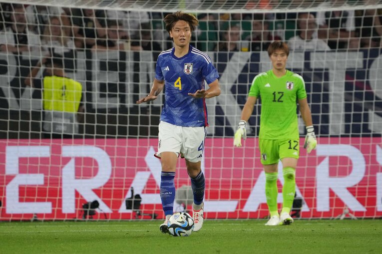 身振り手振りを交えて試合をコントロールする板倉滉　©Masashi Hara