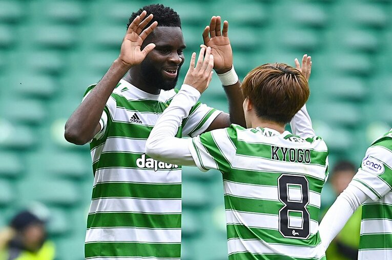 古橋亨梧とハイタッチするセルティック時代のオドゥソンヌ・エドゥアール。プレミア行きをつかんだ ／ photograph by Getty Images