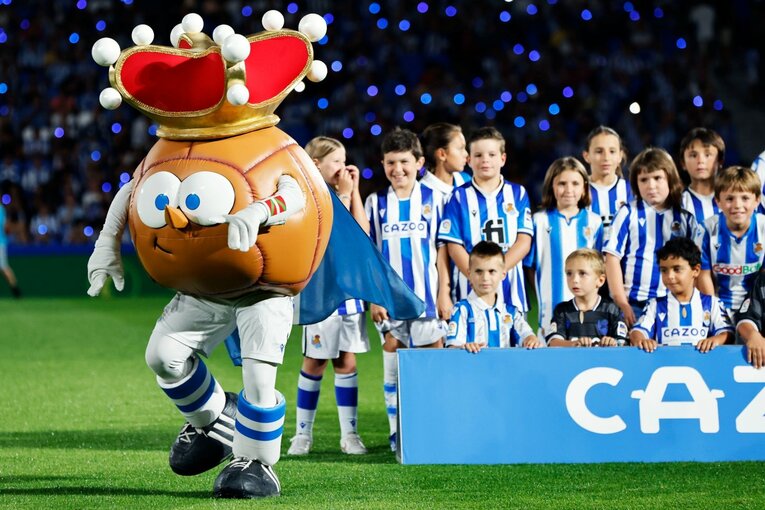 久保建英は「2ケタ得点」狙えるのでは…名手シルバと“精度の差”はあれど、カメラマンが感じたワケ〈バルサ戦好守で同点弾の起点〉(11)