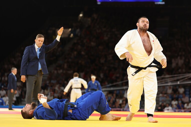 混合団体戦、準決勝ドイツ戦で勝利を収めドヤ顔のウルフアロン　©Tetsuya Higashikawa/JMPA