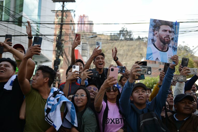 メッシを待つボリビアのファン。ピンク色のインテル・マイアミ（メッシが現在所属）のユニを持つファンの姿も　©Getty Images